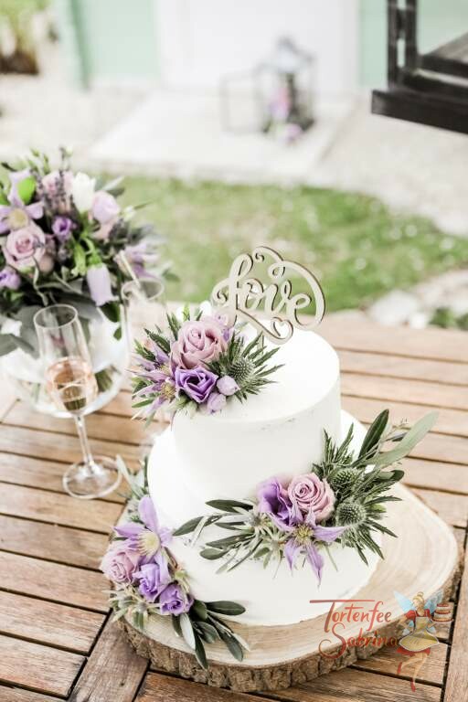 Hochzeitstorte - Zarter Lila Blumengruß bestehend aus Rosen, Clematis und Disteln verzieren die Torte, ebenso ein Cake Topper.