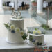 Hochzeitstorte - Zartes Muster aus Buttercreme verziert die Torten, der zusätzliche Blickfang sind die Blumen und der Caketopper.