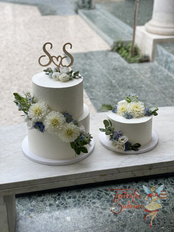Hochzeitstorte - Zartes Muster aus Buttercreme verziert die Torten, der zusätzliche Blickfang sind die Blumen und der Caketopper.