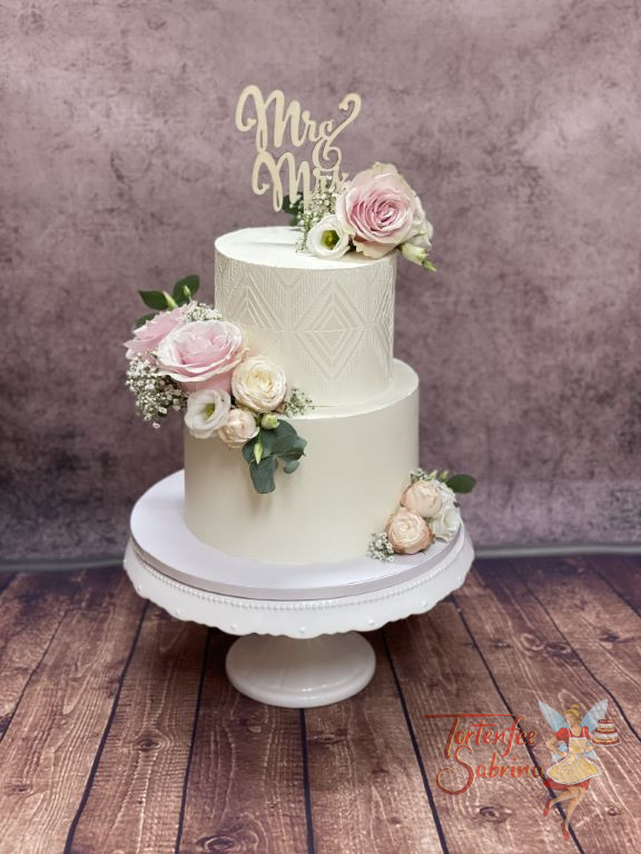 Hochzeitstorte - Zartes Muster mit Rosen in der Farbe rosa. Ganz oben zierte die Torte ein Caketopper aus Holz.