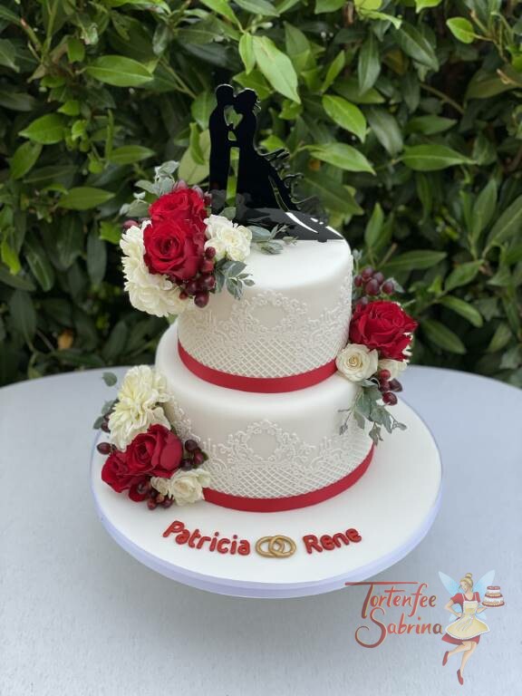 Hochzeitstorte - Zuckerspitze mit rotem Band und roten Rosen, ganz oben auf der Torte der persönliche Cake-Topper.