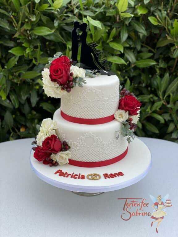 Hochzeitstorte - Zuckerspitze mit rotem Band und roten Rosen, ganz oben auf der Torte der persönliche Cake-Topper.