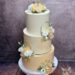 Hochzeitstorte - Zwei goldene Ringe verzieren neben den Blumen, Blattgold und dem Caketopper aus Holz die Torte.