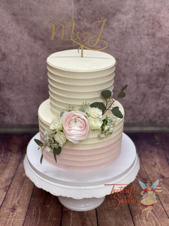 Hochzeitstorte - Zweifärbige Rillen in zartem rosa und weiss verzieren die Torte, ebenfalls verschönern Blumen die zwei Etagen.