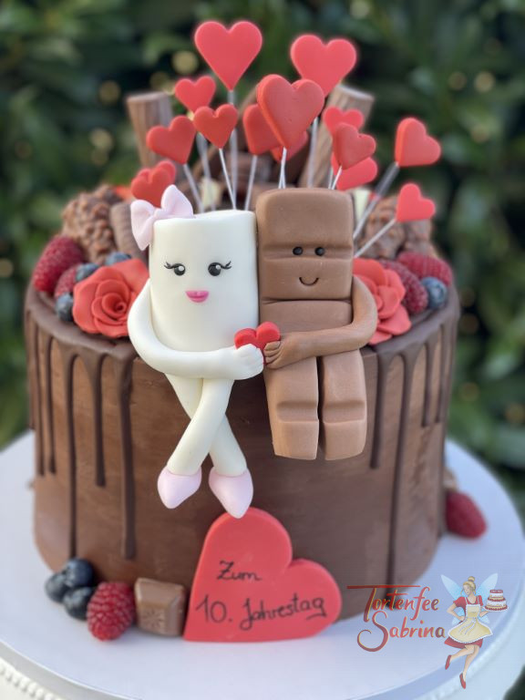 Jahrestagstorte - Süßes das sich liebt, hier sitzen Milky und Schoki auf der Torte und sind umgeben von vielen roten Herzen.