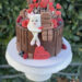 Jahrestagstorte - Süßes das sich liebt, hier sitzen Milky und Schoki auf der Torte und sind umgeben von vielen roten Herzen.