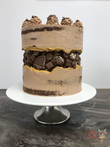 Naked Cake, Fault Line Cake mit Süßigkeiten und goldener Zierlinie