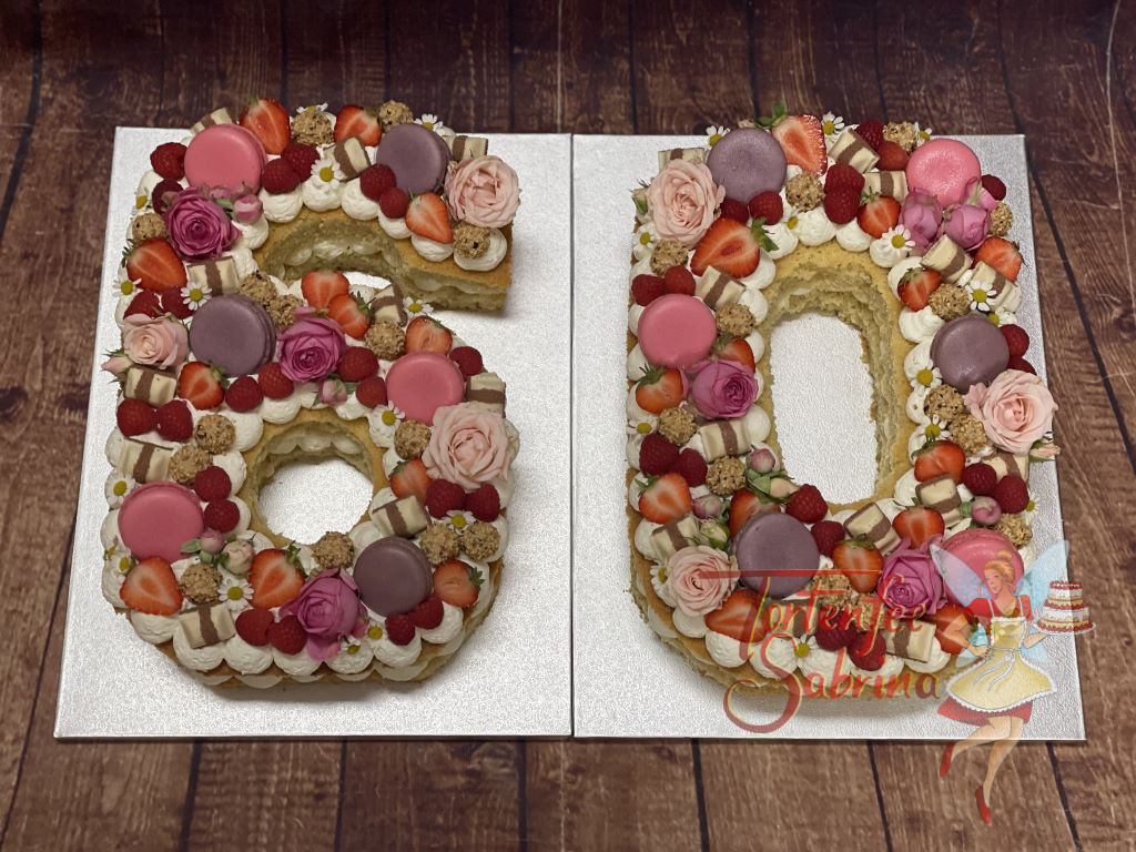 Number Cake - 60er mit Rosen, Macarons und Früchten in zarten rosa Tönen ist als Geschenk für den Jubilar gedacht.