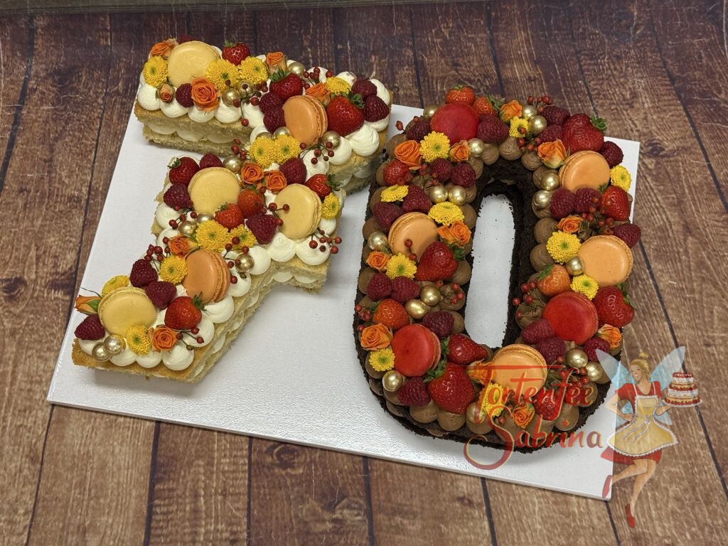 Number Cake - Blumen und Macarons sowie Früchte verzieren die Zahl 70 welche hell und dunkel hergestellt wurde.