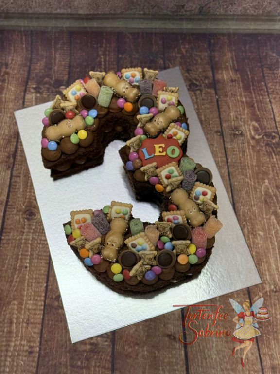 Number Cake - Süße 3 wurde verziert mit vielen bunten Smarties, und anderen köstlichen Süßigkeiten jeder Art.