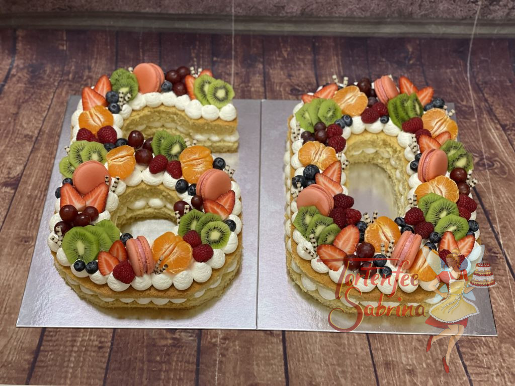 Numbercake - Fruchtige Überraschung wurde verziert mit Mandarinen, Kiwis, Weintrauben, Erdbeeren und süßen Macarons.