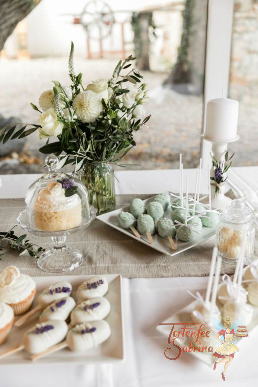 Sweet Table - Elegant in Weiß zeigt sich hier dieser Sweet Table mit Hochzeitstorte, Cake Pops, Cakesicles, Cupcakes und Keksen.