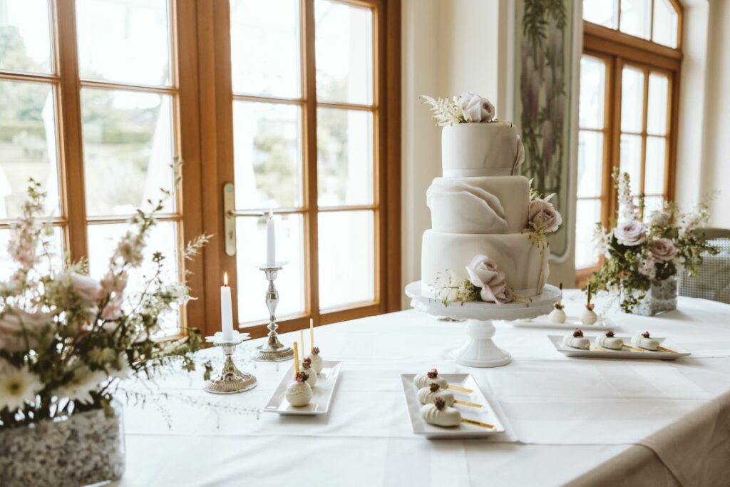 Sweet Table - Zierliche Rillen sind das Muster auf der in einem zarten Marble-Effekt eingedeckten dreistöckigen Torte.