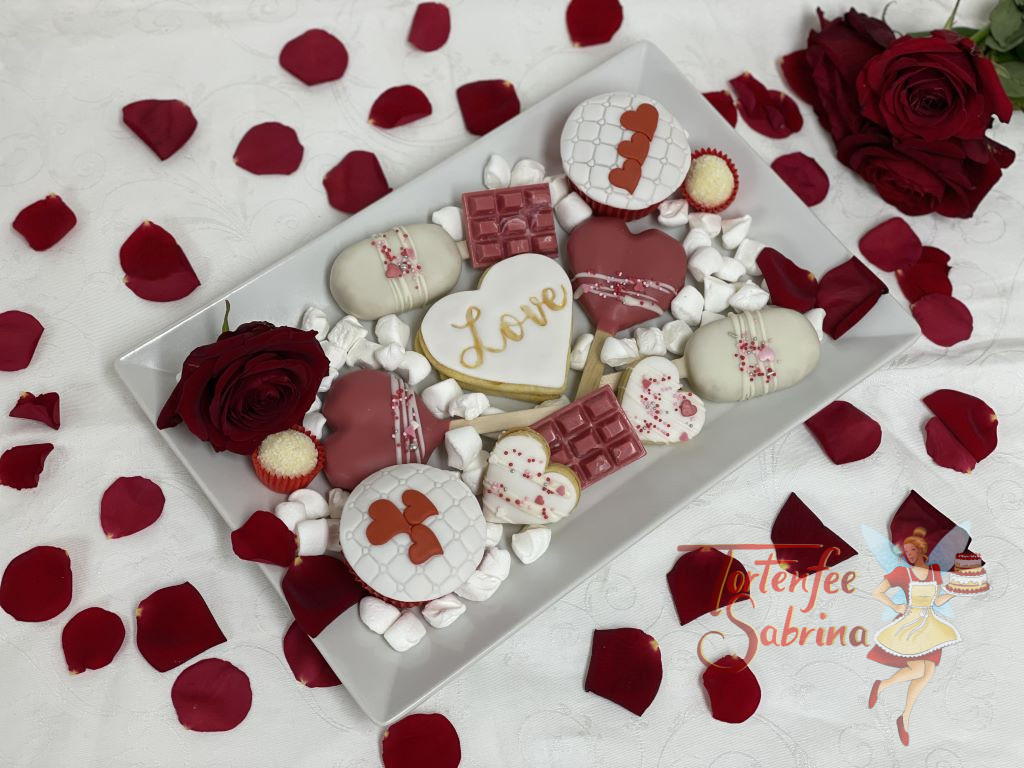 Sweet Valentine Box 🥰 Gefüllt mit kleinen Leckerein, wie Cakesicles, Geohearts, Muffins, selbstgemachten Raffaellokugeln, Keksen.