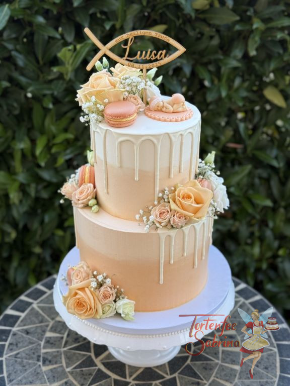 Tauftorte - Apricotfarbene Rosen verzieren neben dem weißen Drip die zweistöckige Torte. Ganz oben ist ein Fisch als Caketopper.