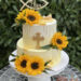Tauftorte - Baby mit Sonnenblumen, hier wurde die zwistöckige Torte farbverlaufend eingestricken und mit Sonnenblumen dekoriert.