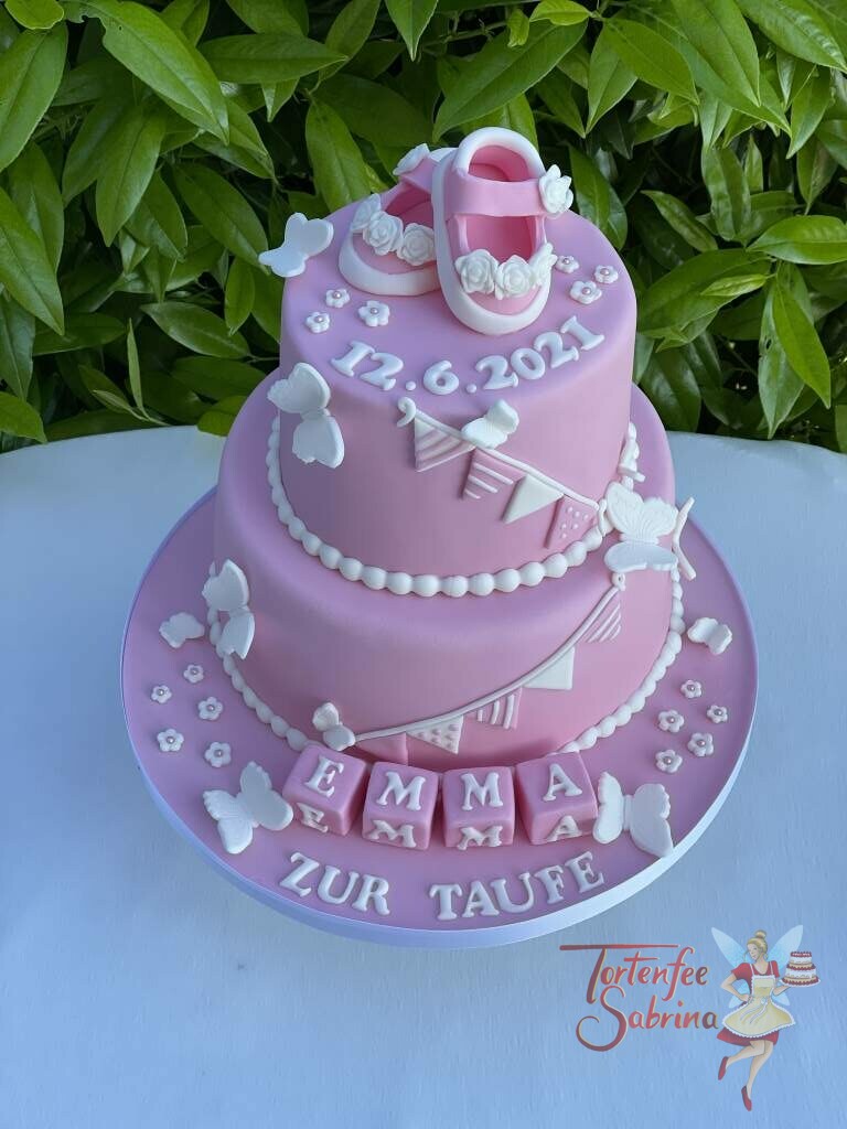 Tauftorte - Babyschuhe mit Wimpelkette, hier wurde die rosa Torte auch noch mit dem Namen auf Würfel verziert.