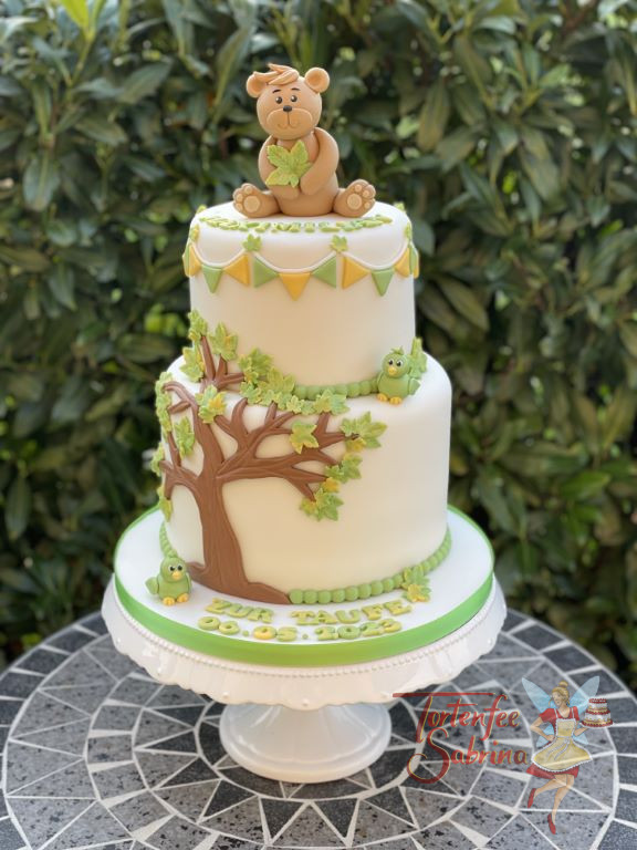 Tauftorte - Bär mit Blatt vom Lebensbaum in seiner Pfote, auf der zweistöckigen Torte befindet sich der ganze Baum mit Vögelchen.