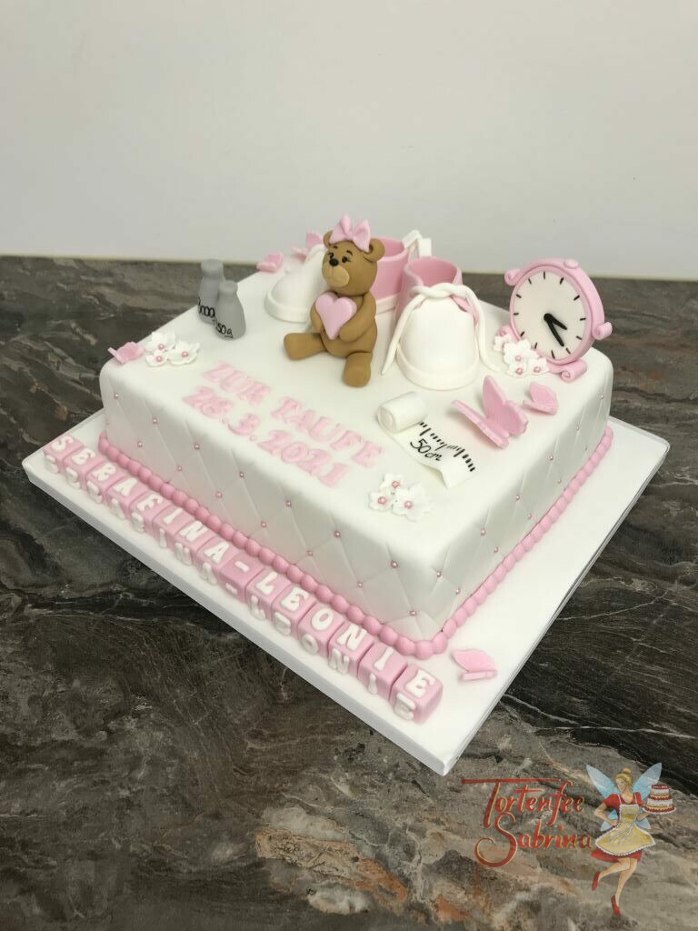 Tauftorte - Bärchen mit Babyschuhen sind auf die Torte modelliert, ebenso ziert die Torte unten eine Würfelreihe mit dem Namen des Taufkindes.