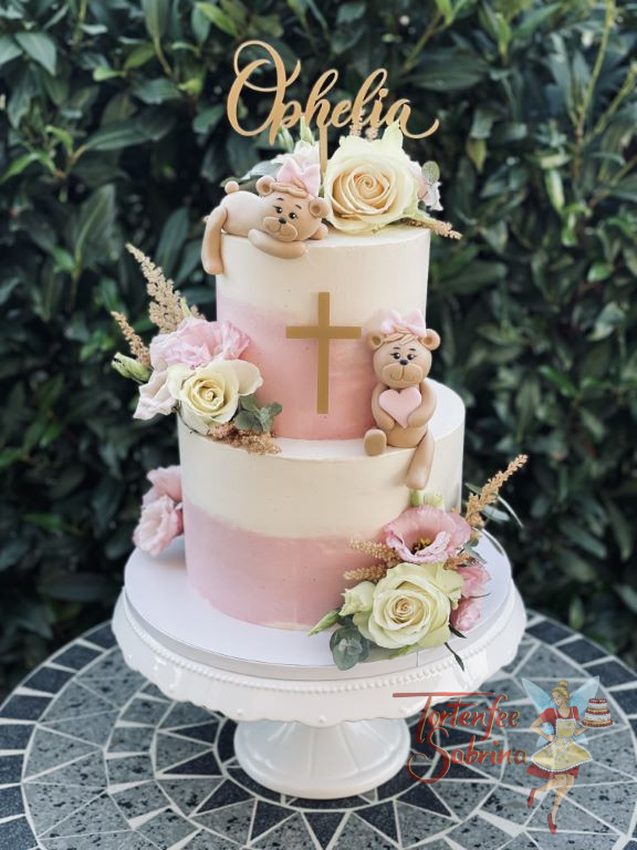 Tauftorte - Bärchens rosa Traum hat zwei Farben, Rosa und zartes gelb. Die Teddybären sitzen auf der Torte zwischen echten Blumen.