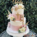 Tauftorte - Bärchens rosa Traum hat zwei Farben, Rosa und zartes gelb. Die Teddybären sitzen auf der Torte zwischen echten Blumen.