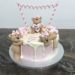 Tauftorte - Bären mit Girlande, dieser kleine Drip Cake wurde mit Rosen und Kreuz verziert und Bären sitzen unter der Girlande.