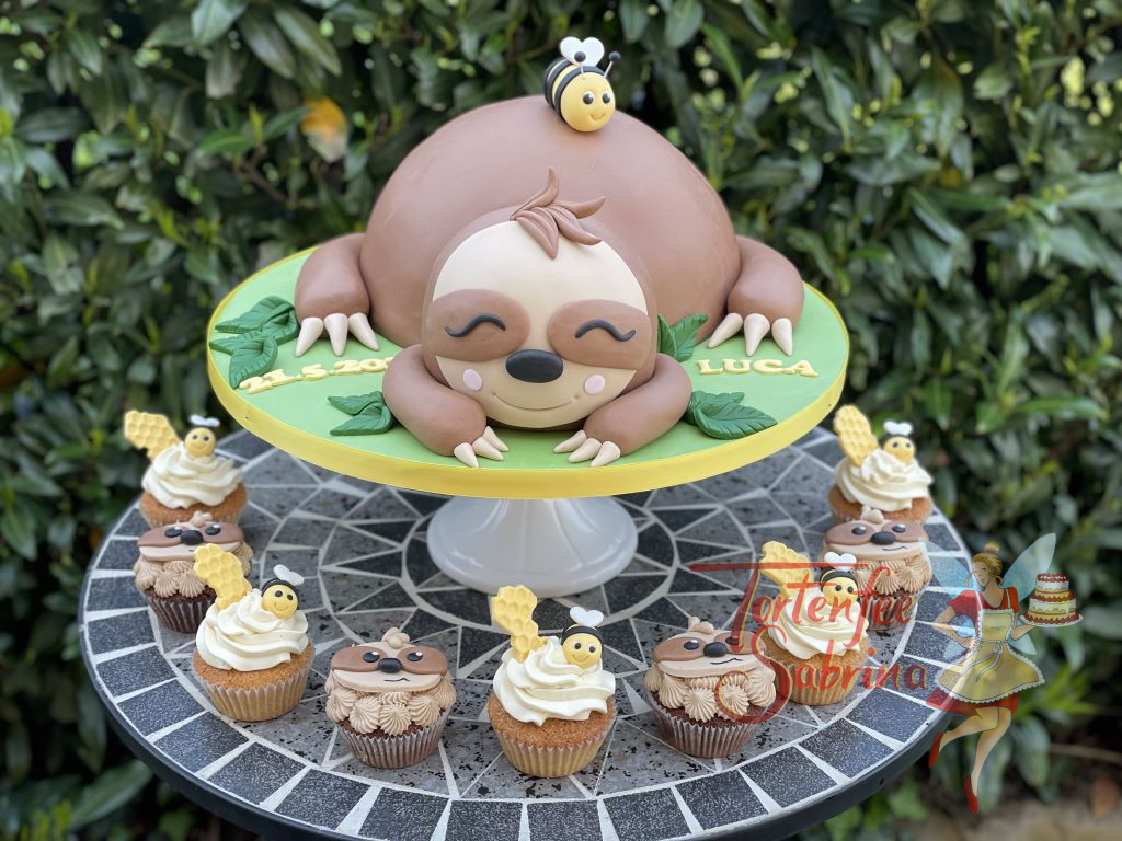 Tauftorte - Bienen und Babyfaultier sind für diese Taufe in Form der Torte eingeladen. Die Cupcakes wurden ebenfalls verziert.