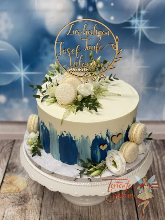 Tauftorte - Blaue Farbstreifen verzieren die Torte seitlich, oben schmückt der personalisierte Caketopper die Tauftorte.