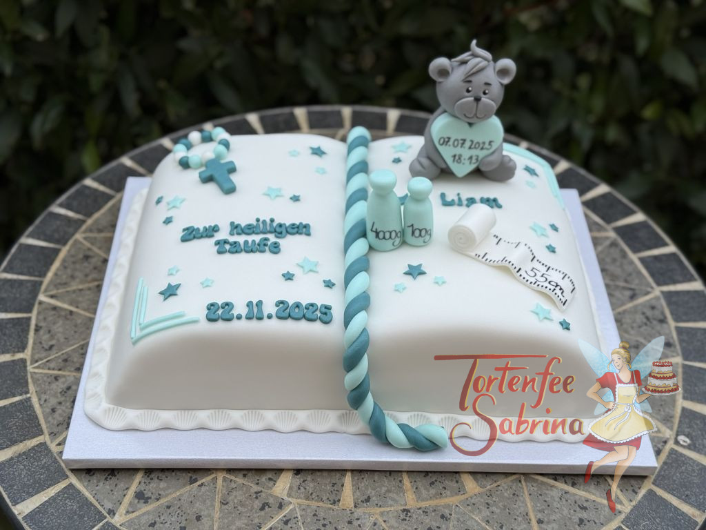 Tauftorte - Der graue Teddybär sitzt mit dem türkisen Herz auf der Brust auf dem aufgeschlagenem Taufbuch.