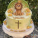 Tauftorte - Der Löwe mit der Krone ist ganz oben auf der Torte und sitzt vor dem Regenbogen in grünen Farben.