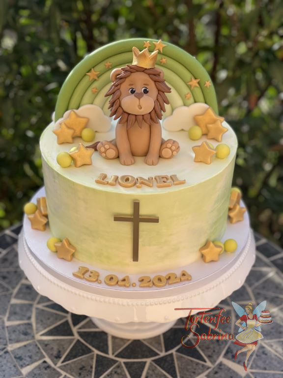 Tauftorte - Der Löwe mit der Krone ist ganz oben auf der Torte und sitzt vor dem Regenbogen in grünen Farben.