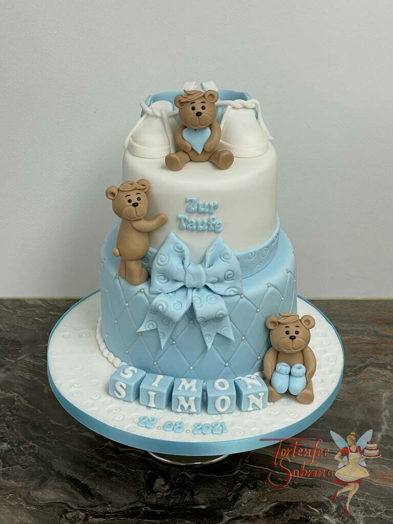 Tauftorte - Die drei Bären vergnügen sich auf der Torte, unten ist der Name auf Würfeln abgebildet und oben stehen Schüchen.