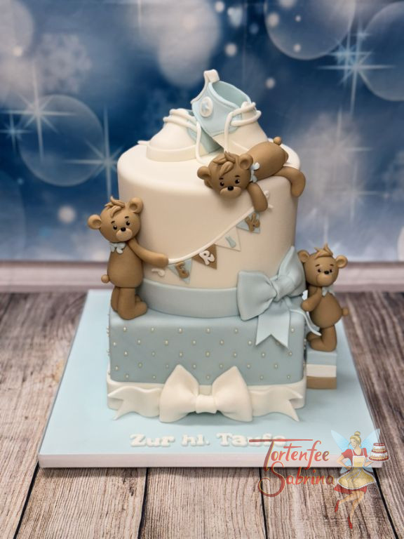 Tauftorte - Die emsigen Bärchen helfen auf der Torte zusammen um diese noch mit der Wimpelkette fertig zu dekorieren.