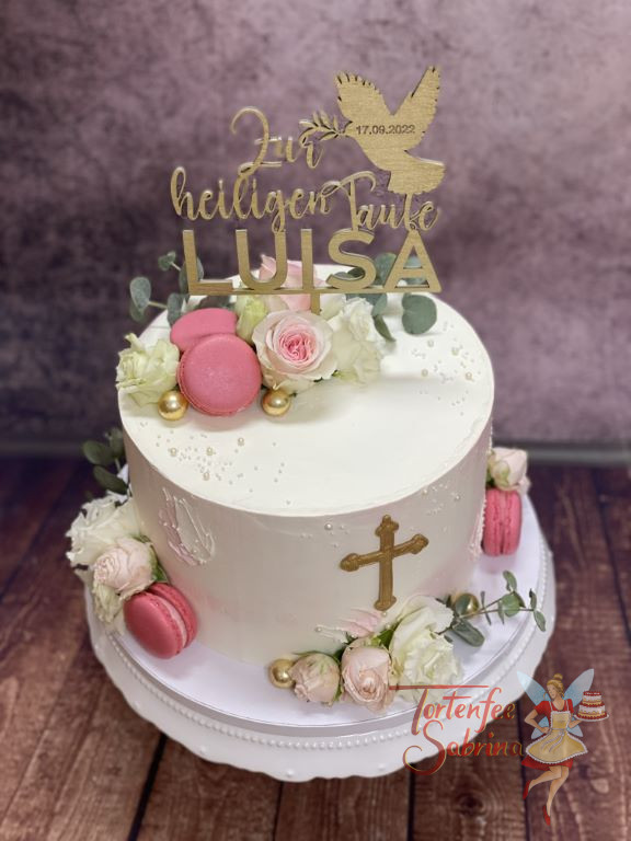 Tauftorte - Die goldene Taube krönte auf dem Caketopper die Torte, darunter sind noch Blumen und Macarons angeordnet.