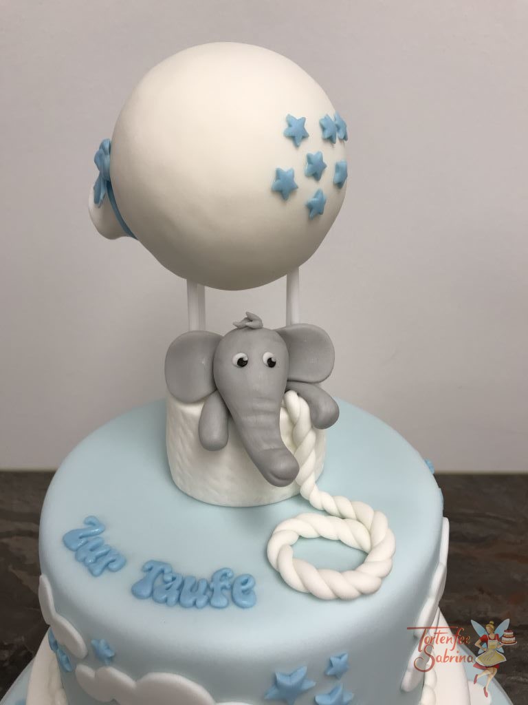 Tauftorte - Elefant im Heißluftballon ziert ganz obend die Torte. Ebenfalls wurde die Torte mit einem Zug, Wolken und Sternen dekoriert.