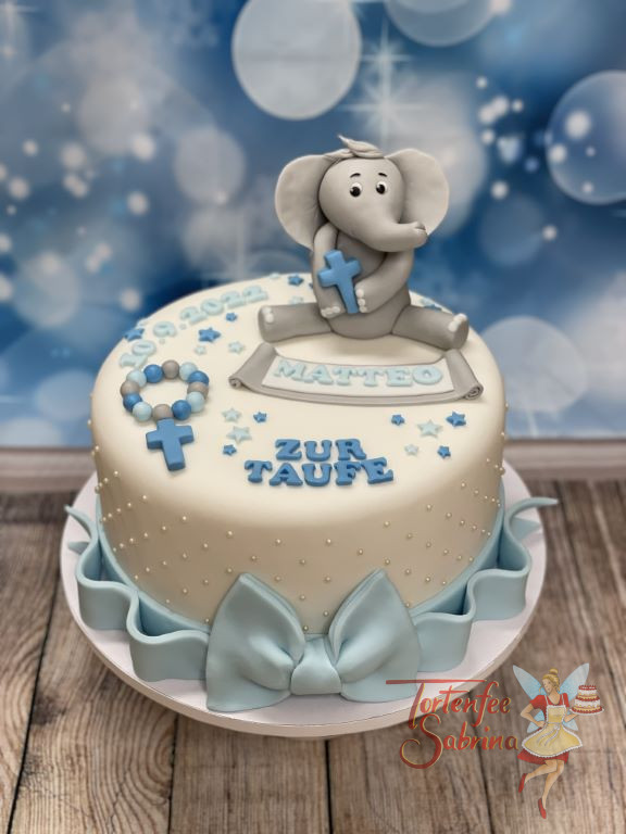 Tauftorte - Elefant mit Zuckerperlen welche das seitliche Muster auf der Torte bilden. Ebenso ist ein Kreuz in blauer Farbe auf der Torte.