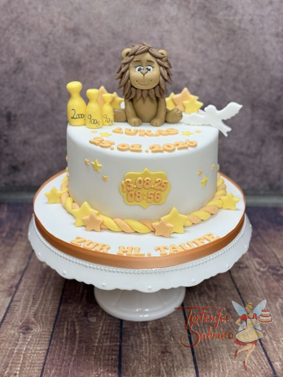 Tauftorte - Entzückender Löwe sitzt oben auf der Torte umgeben von Sternen und kleinen Gewichten in gelber Farbe.