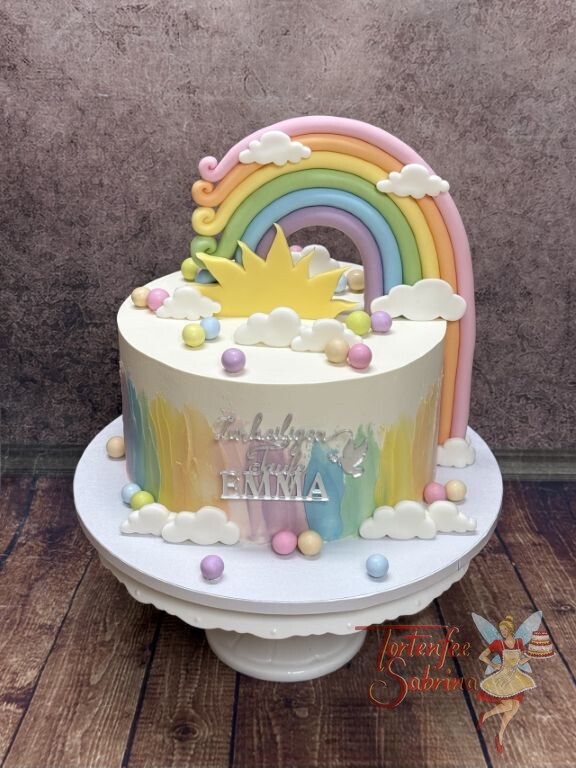 Tauftorte - Geschwungener Regenbogenauf der Torte wiederspiegelt die Farben welche seitlich auf der Torte aufgebracht sind.