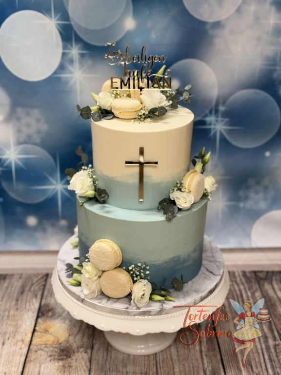 Tauftorte - Glänzendes goldenes Kreuz verziert vorne auf dem oberen Stock die Torte, ganz oben ist der goldene Caketopper.