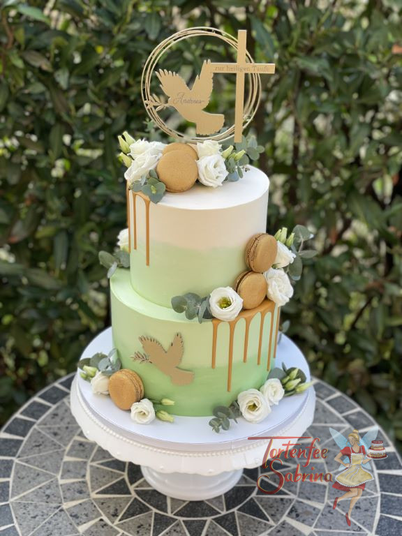 Tauftorte - Golden Akzente auf grün-weisser Torte, ganz oben ziert die zweistöckige Torte ein personalisierter Caketopper.