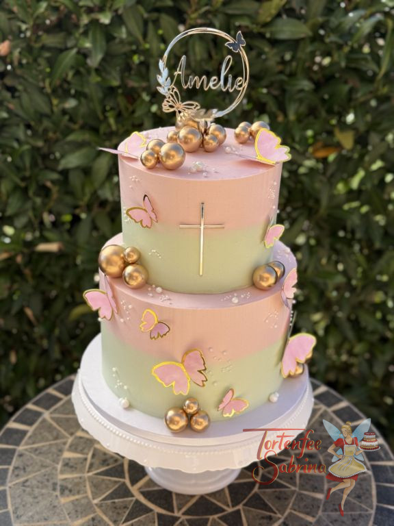 Tauftorte - Goldene Schmetterlinge verzieren seitlich die zweifärbig eingestrichene Torte und sind auch oben im Caketopper enthalten.