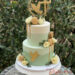 Tauftorte - Goldene Taube in Form als Caketopper befindet sich oben und unten auf der Torte und ist ein echter Blickfang.