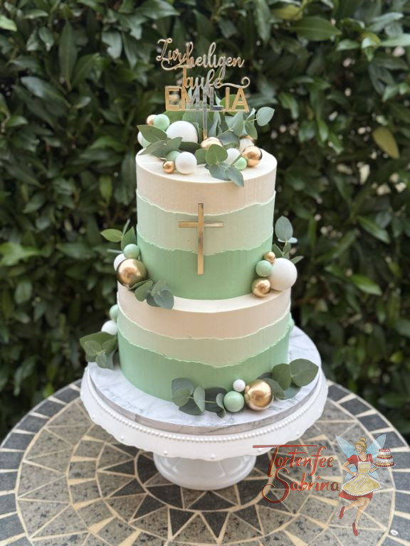 Tauftorte - Grüne Blätter verzieren die in zwei Grüntönen eingestrichen Torte, weiters verschönern noch ein Kreuz und der Topper die Torte.