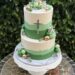 Tauftorte - Grüne Kugeln und grünes Schichtmuster verzieren die zweistöckige Torte mit goldenem Caketopper.