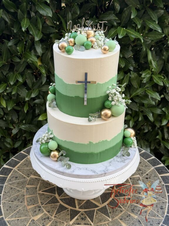 Tauftorte - Grüne Kugeln und grünes Schichtmuster verzieren die zweistöckige Torte mit goldenem Caketopper.
