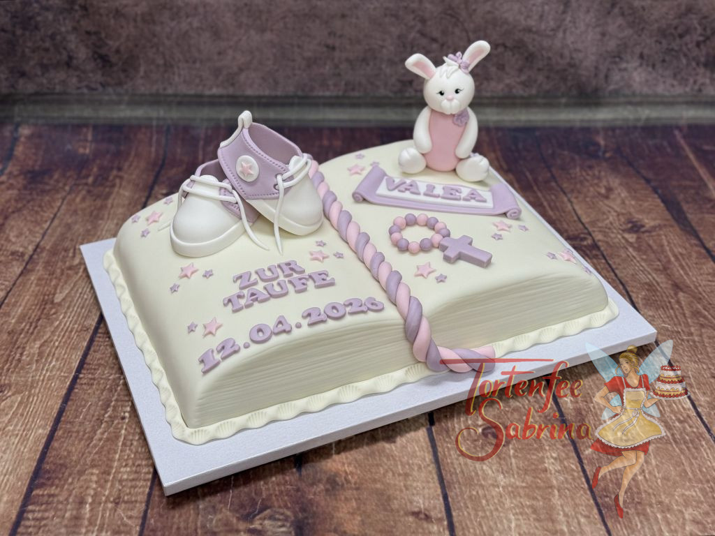 Tauftorte - Häschen mit lila Schleife sitzt auf einer Seite des Buches, auf der anderen sind die lila Schuhe zu sehen.