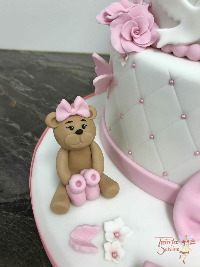 Tauftorte - Heißlufballon mit Bärenmädchen ziert diese Torte, ebenso ist diese Torte mit Rosen, Kreuz und Tauben verziert.