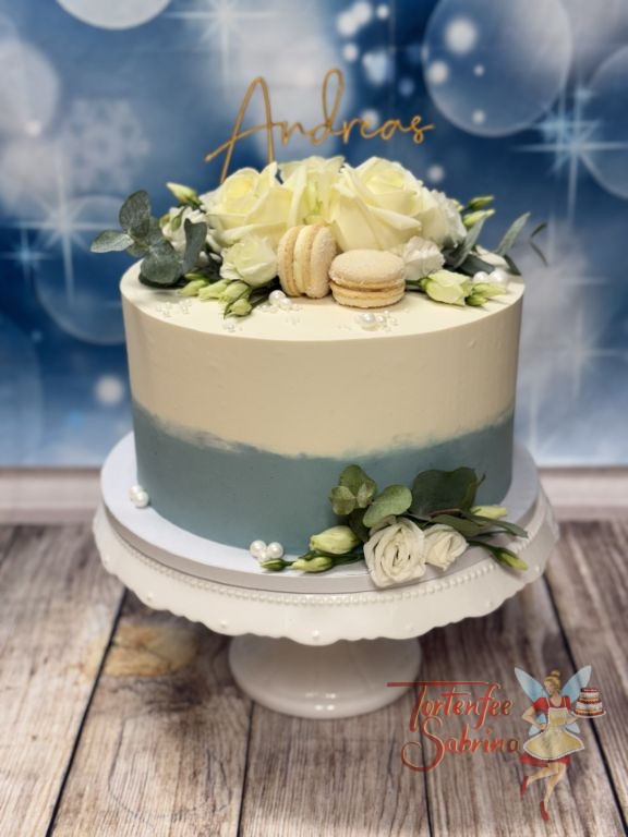 Tauftorte - Kleine Blüten des Lisianthus verzieren neben den großen Blüten der Rosen die blau-weiss eingestrichene Torte.