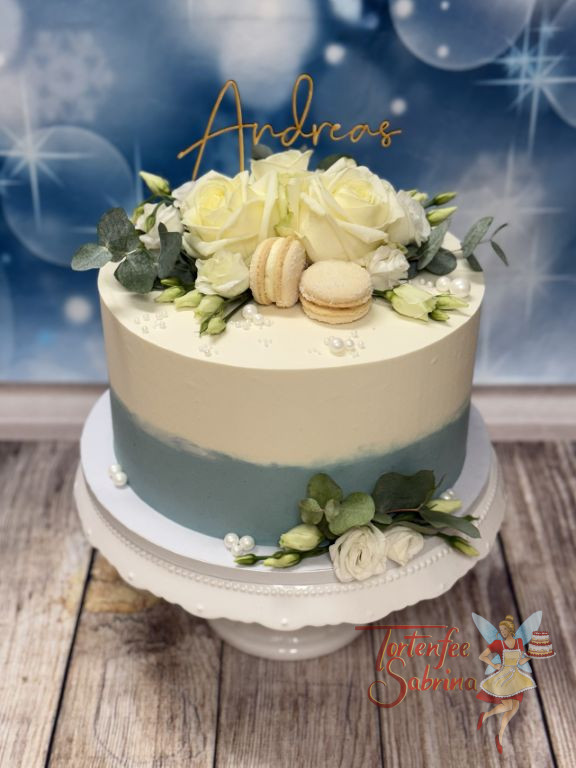 Tauftorte - Kleine Blüten des Lisianthus verzieren neben den großen Blüten der Rosen die blau-weiss eingestrichene Torte.