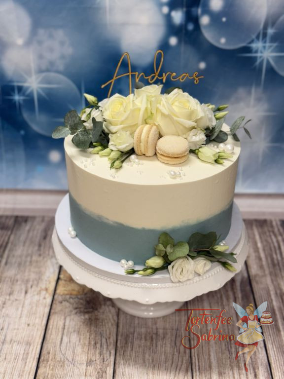 Tauftorte - Kleine Blüten des Lisianthus verzieren neben den großen Blüten der Rosen die blau-weiss eingestrichene Torte.